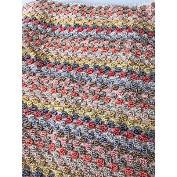 WORLD MARKET Red Yellow Blue Sculpted Dot Knotted Fringe Bath Towel 28x54 -Qty 1 - Picture 4 of 7